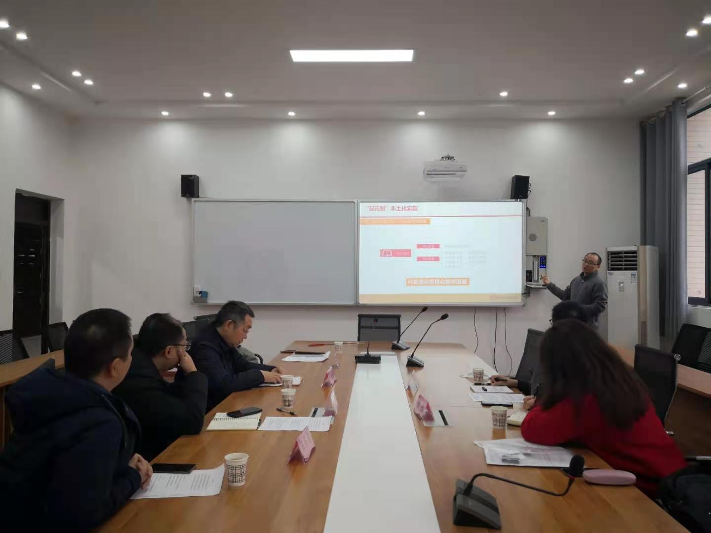 图2 机械工程公司李刚副经理介绍中德职业教育合作项目发展历程.jpg